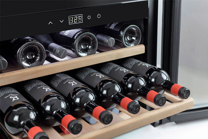 Встраиваемый винный холодильник Caso WineSafe 18 EB Black
